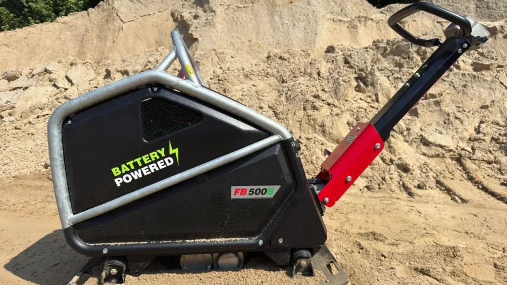 Zijkant van een Battery Powered accu-trilplaat met rode stuurboom